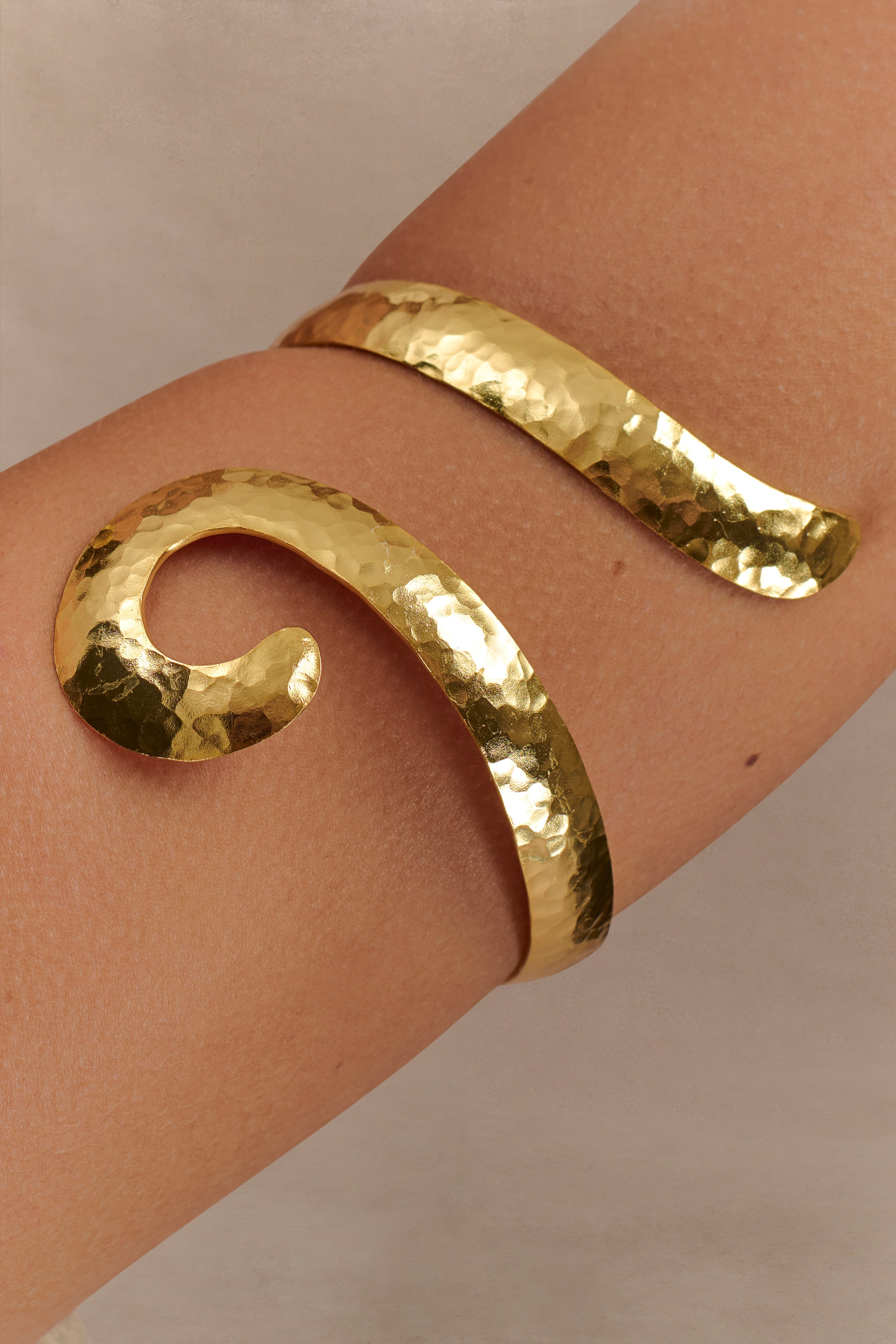 Hyacinth Textured Swirl Arm Band - Gold